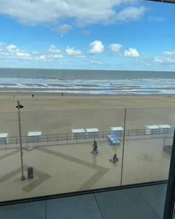 Studio 405 Op Zeedijk Met Frontaal Zeezicht 4De Verdiep Middelkerke Exterior photo